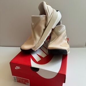 NIB Nike GO Flyease M's 10 W's 11.5